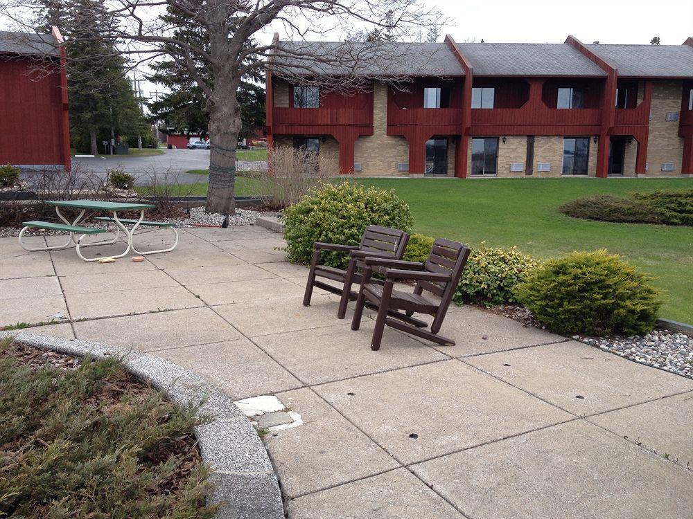 Cedar Hill Lodge Saint Ignace Exterior photo