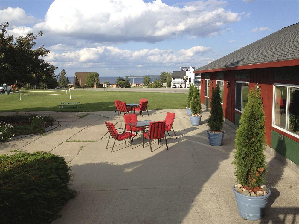 Cedar Hill Lodge Saint Ignace Exterior photo