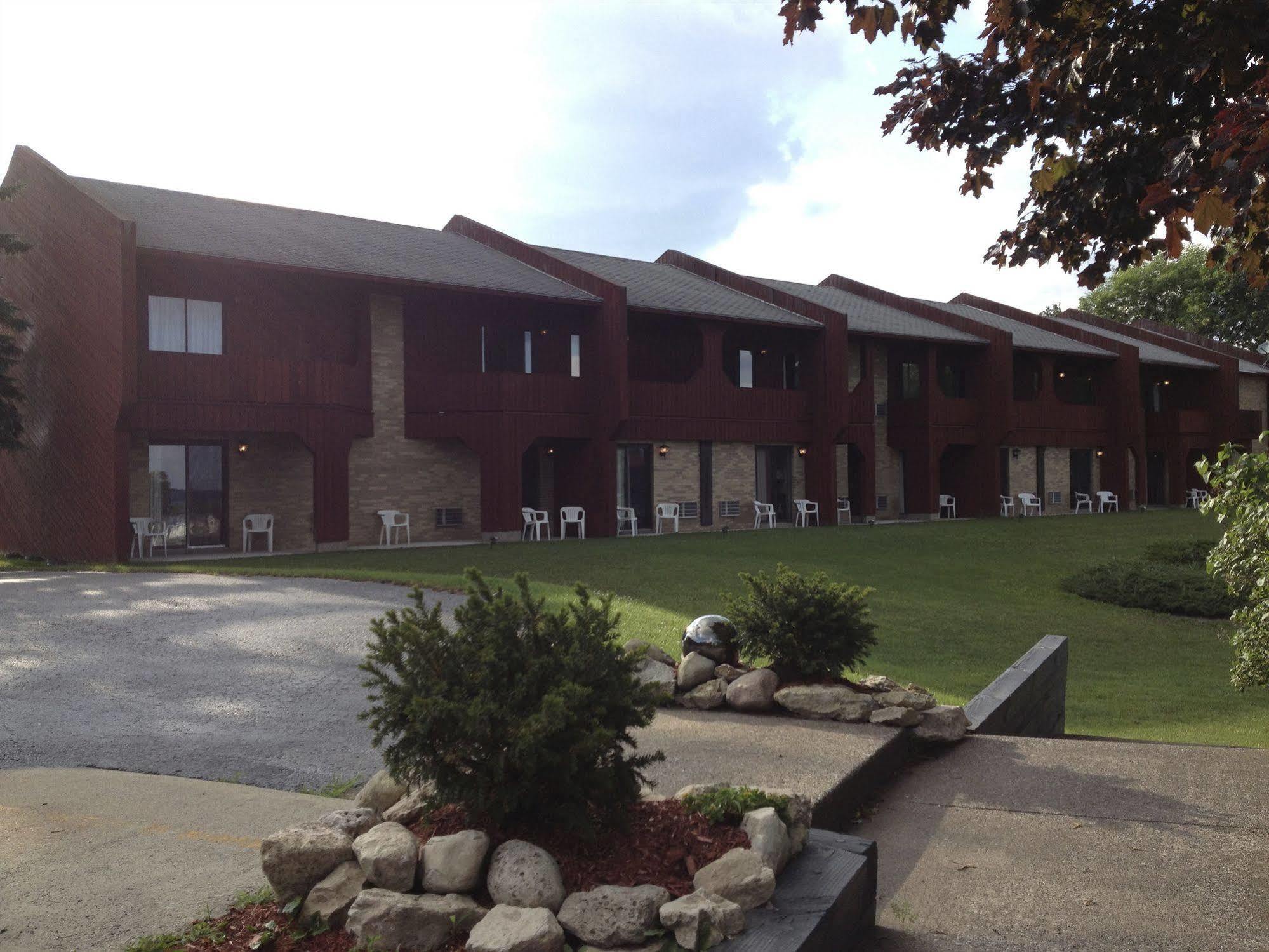 Cedar Hill Lodge Saint Ignace Exterior photo