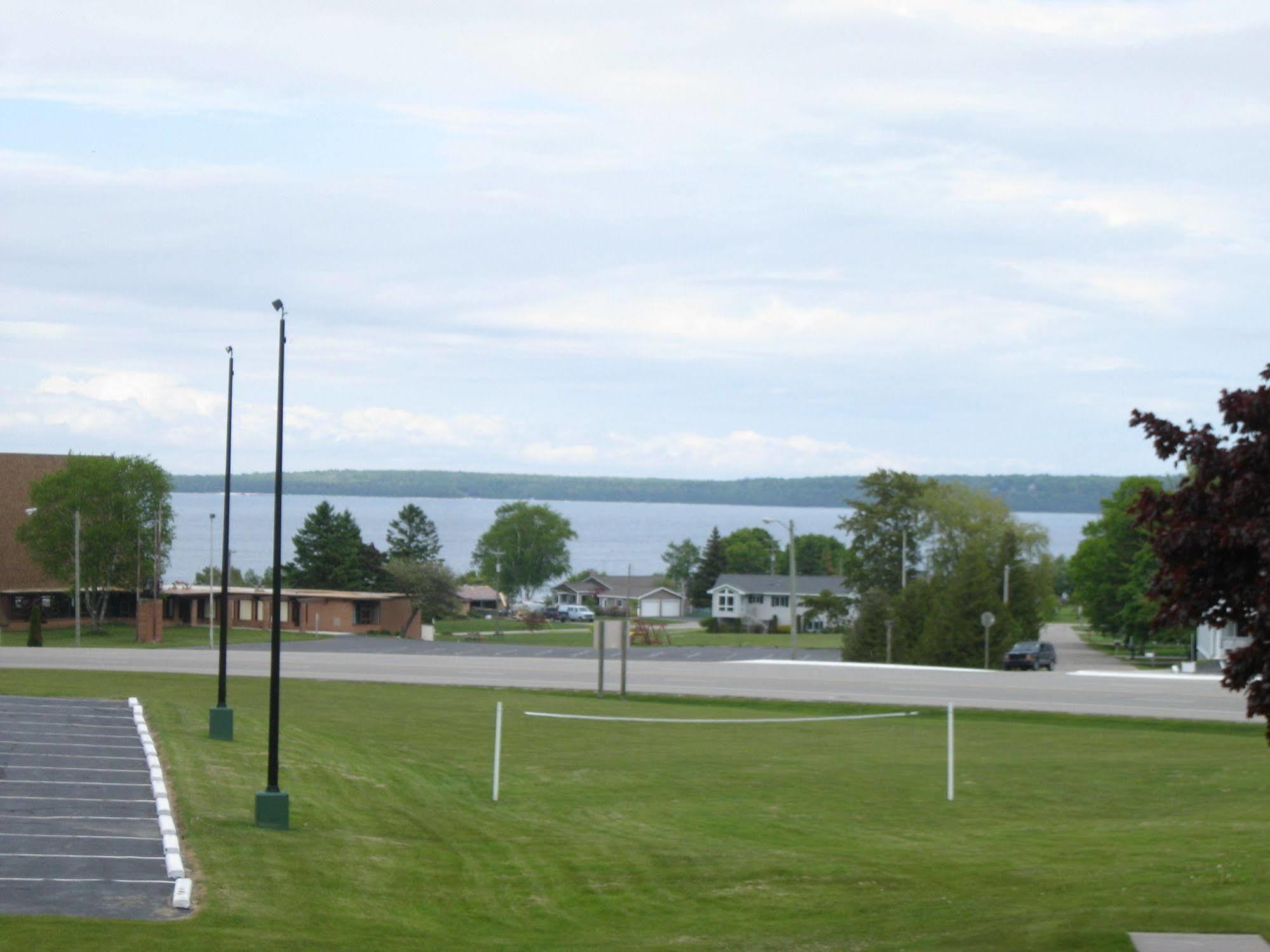 Cedar Hill Lodge Saint Ignace Exterior photo