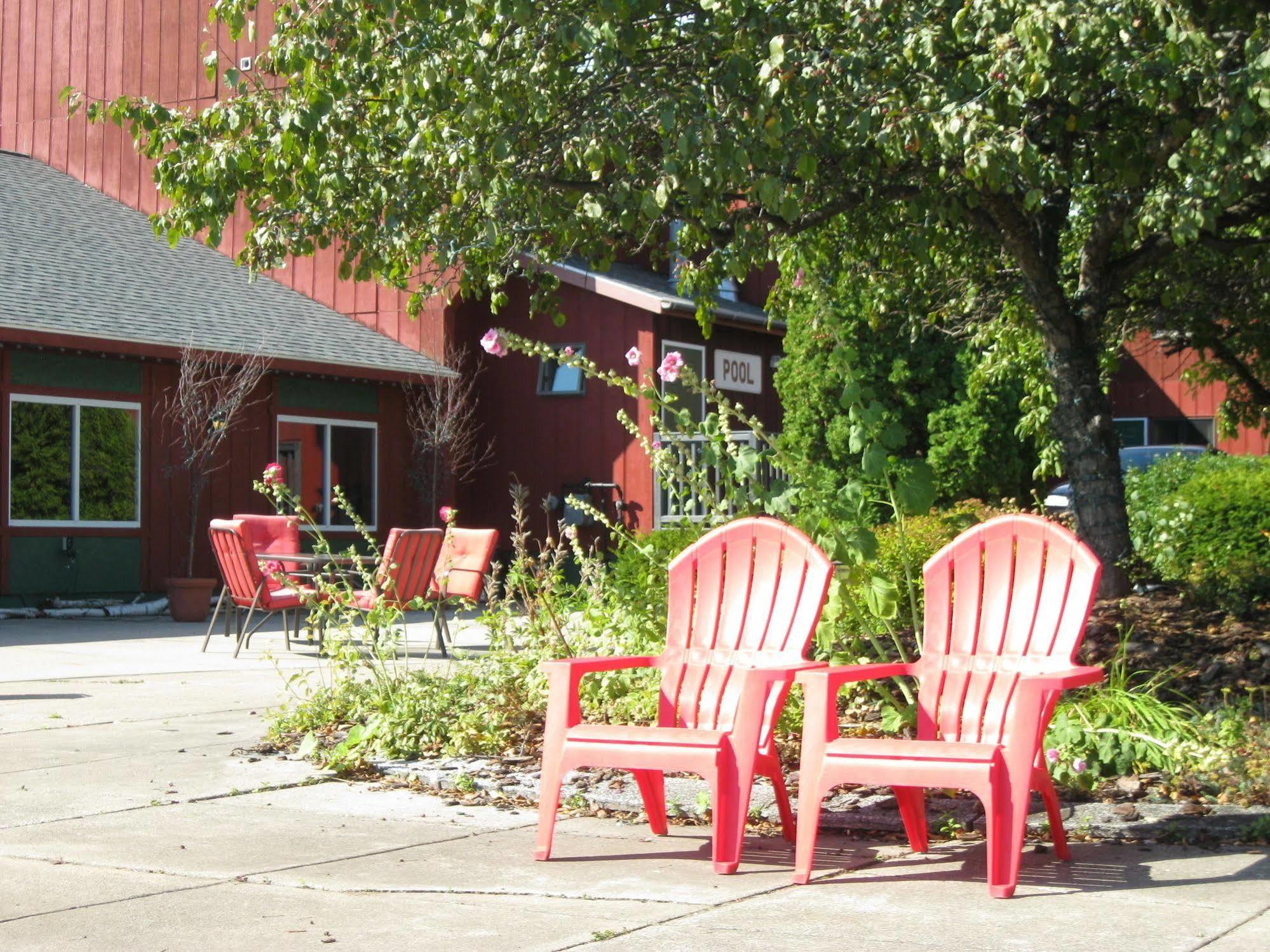 Cedar Hill Lodge Saint Ignace Exterior photo